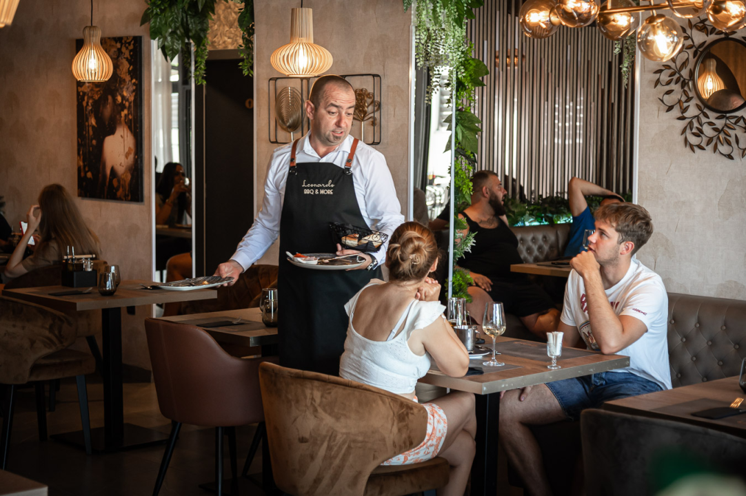 FOTO Uživajte u vrućim ljetnim danima uz mirise s grilla i živu svirku na terasi Leonardo BBQ & More!