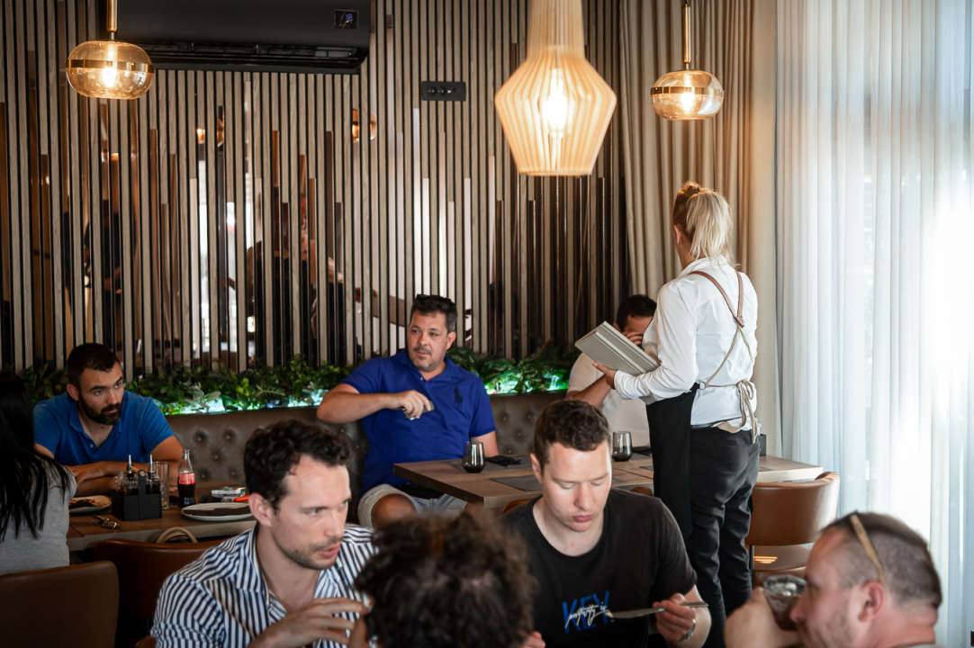 FOTO Uživajte u vrućim ljetnim danima uz mirise s grilla i živu svirku na terasi Leonardo BBQ & More!