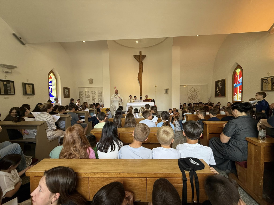 Biskup Rogić predvodio misu za kraj školske godine u Katoličkoj osnovnoj školi u Šibeniku