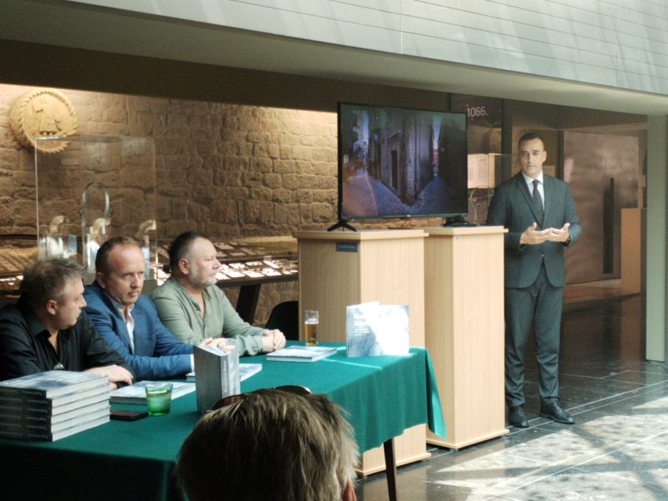 Predstavljena monografija 'Kapi kamena': 'Željeli smo predstaviti običaje naše županije i zastupiti svaku općinu i grad'