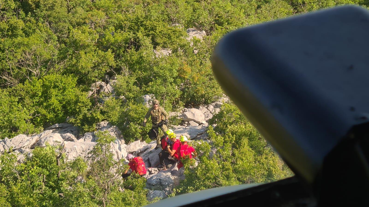 Helikopter HRZ-a sudjelovao u dramatičnoj akciji spašavanja promrzle osobe na Biokovu