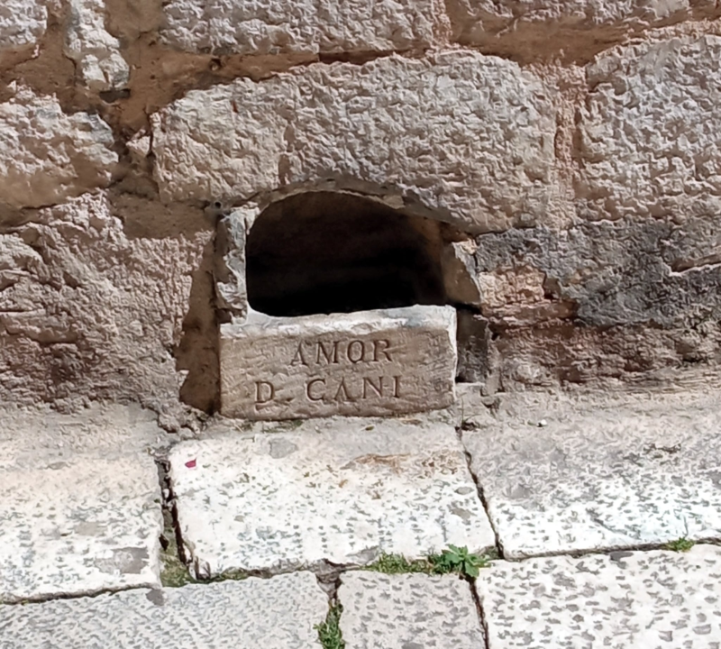 Šibenska ‘urbana legenda’ da je posudica za pse u Kalelargi iz 16. stoljeća samo je još jedna u nizu netočnih priča