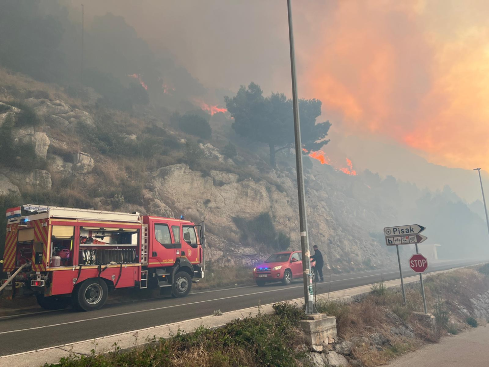 Ogroman požar u Pisku, vatrogascima bura otežava posao: Zatvoren promet na magistrali 