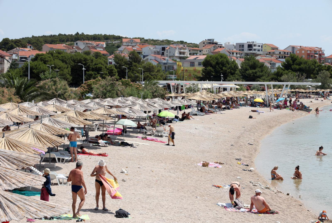 Šibenik se prži na +38°C! Ne pomaže ni more ni hladovina