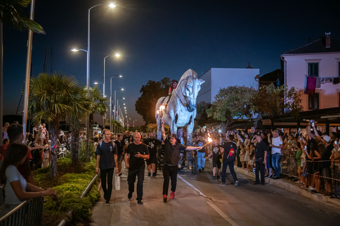 FOTO Nebo, zemlja i more spojili se na zatvaranju MDF-a, predstava neke oduševila, drugi tvrde da je primjerenija za Burning Man