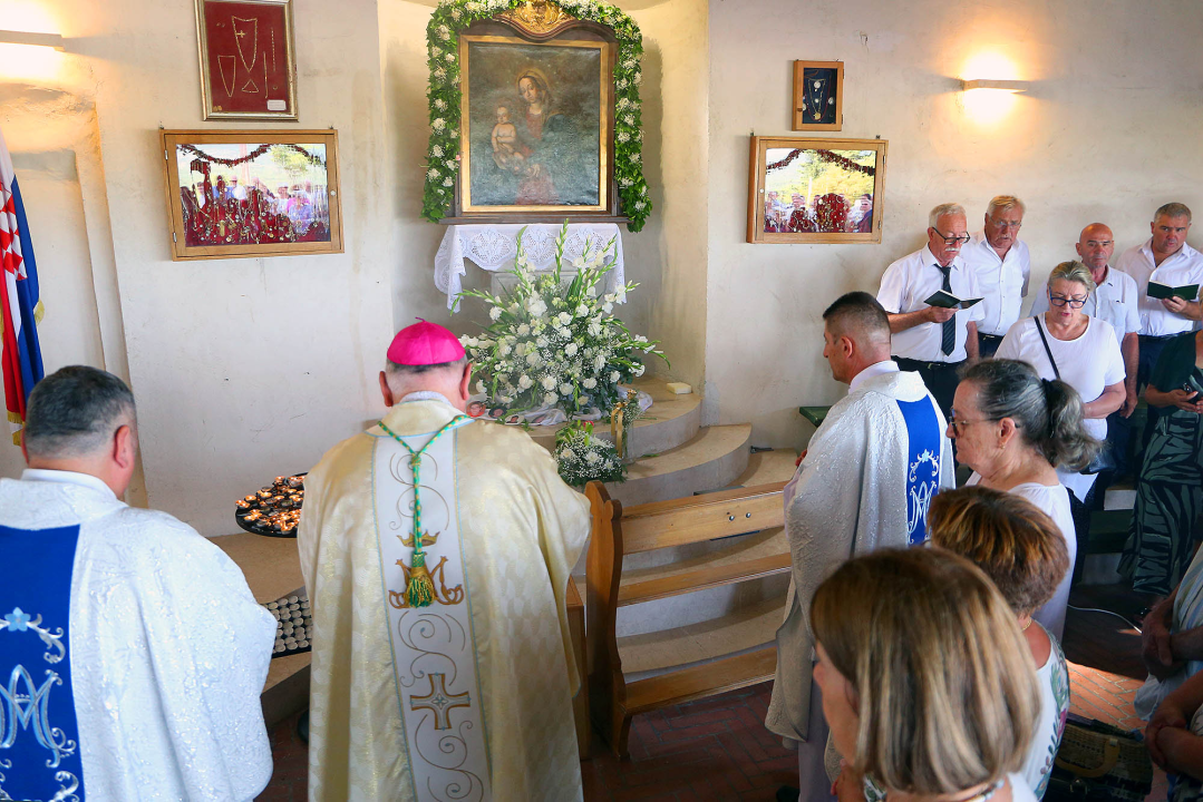 Svečano proslavljen blagdan Gospe Karmelske na brdu Okit