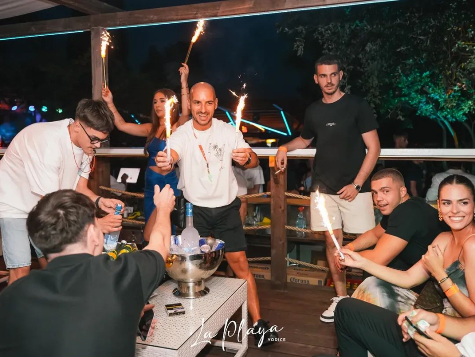 Pogledajte užarenu atmosferu iz vodičke La Playe: Krcat klub na ekskluzivnom koncertu Devita