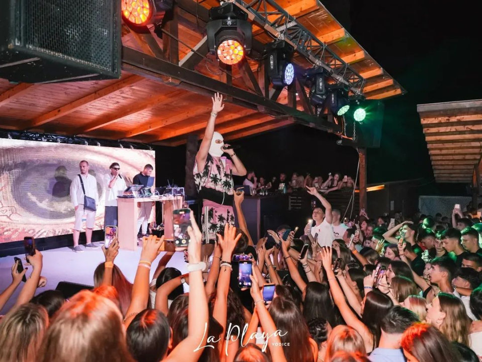 Pogledajte užarenu atmosferu iz vodičke La Playe: Krcat klub na ekskluzivnom koncertu Devita