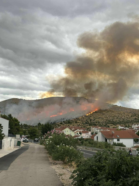 Izbio požar u Jasenovu: Više vatrogasnih postaja izašlo na teren