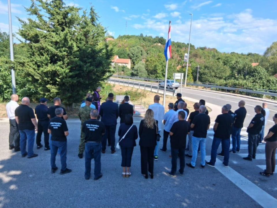 Polaganjem vijenaca u Kninu odana počast poginulim braniteljima Domovinskog rata