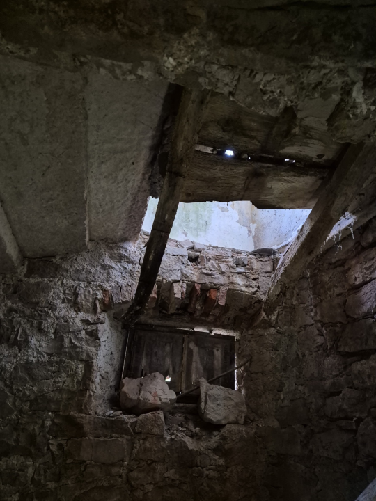 Dvije osobe propale kroz pod u napuštenoj kući na Zlarinu: 10 vatrogasaca sudjelovalo u spašavanju