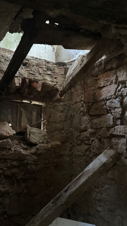 Dvije osobe propale kroz pod u napuštenoj kući na Zlarinu: 10 vatrogasaca sudjelovalo u spašavanju