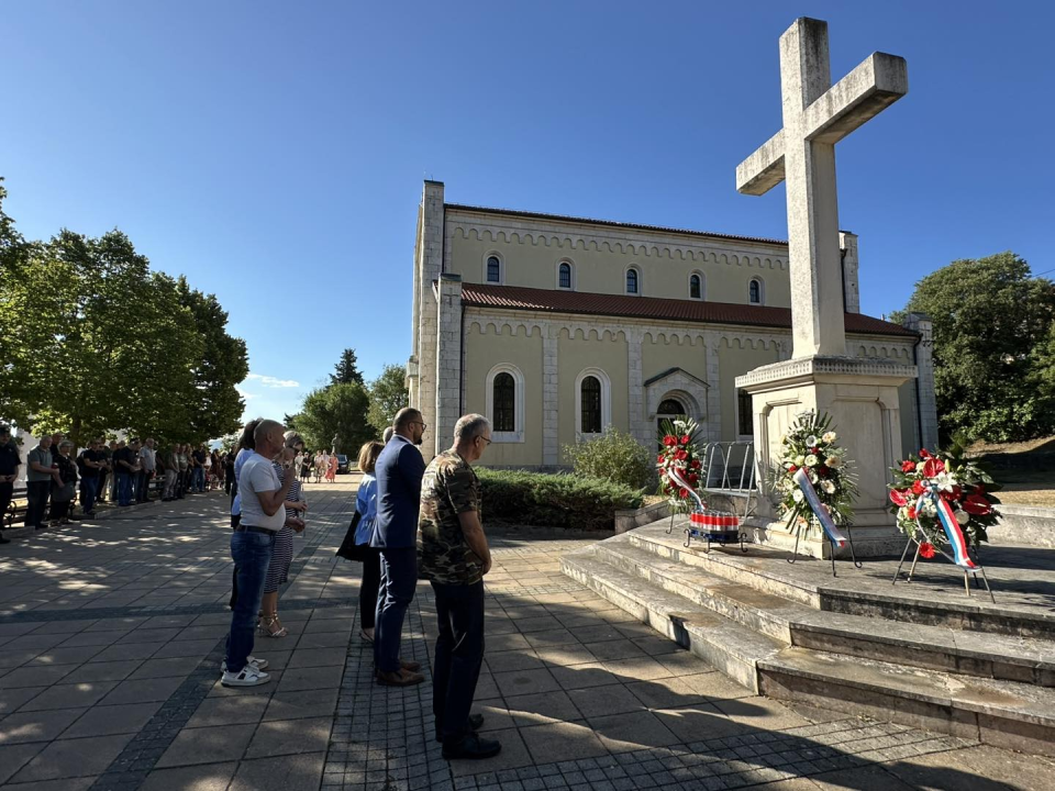 U Drnišu položeni vijenci i zapaljene svijeće