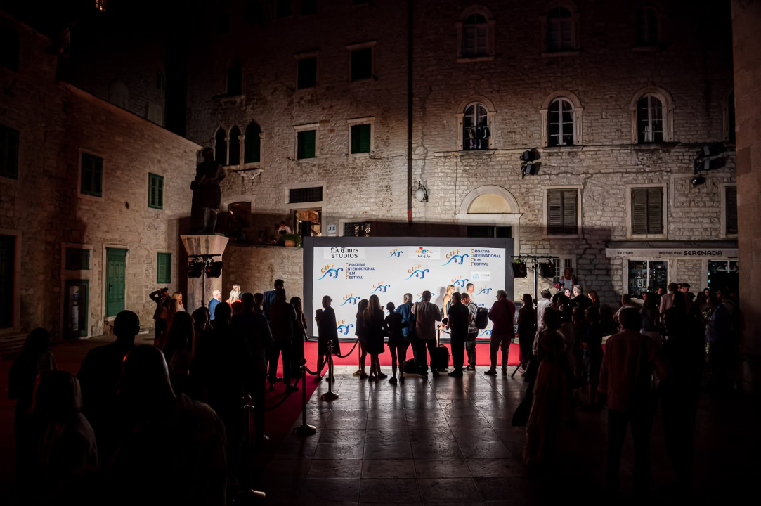 Zvijezde i crveni tepih u Šibeniku: Počeo Croatian International Film Festival
