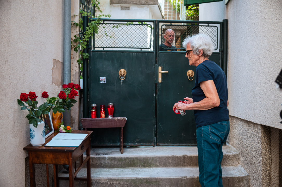 Svijeće, ruže i poruke za obitelj Dedić: Šibenčani se danas u Teslinoj ulici opraštaju glazbenih velikana