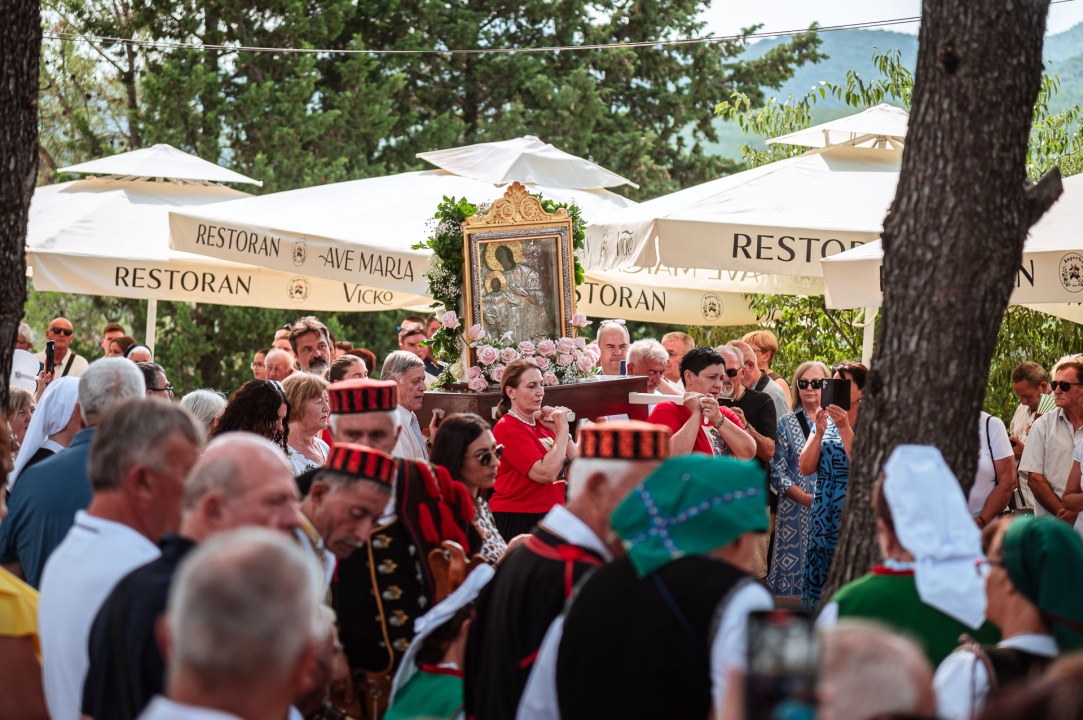 FOTO Blagdan Velike Gospe u Vrpolju: Brojni vjernici okupili su se jutros na svečanom misnom slavlju