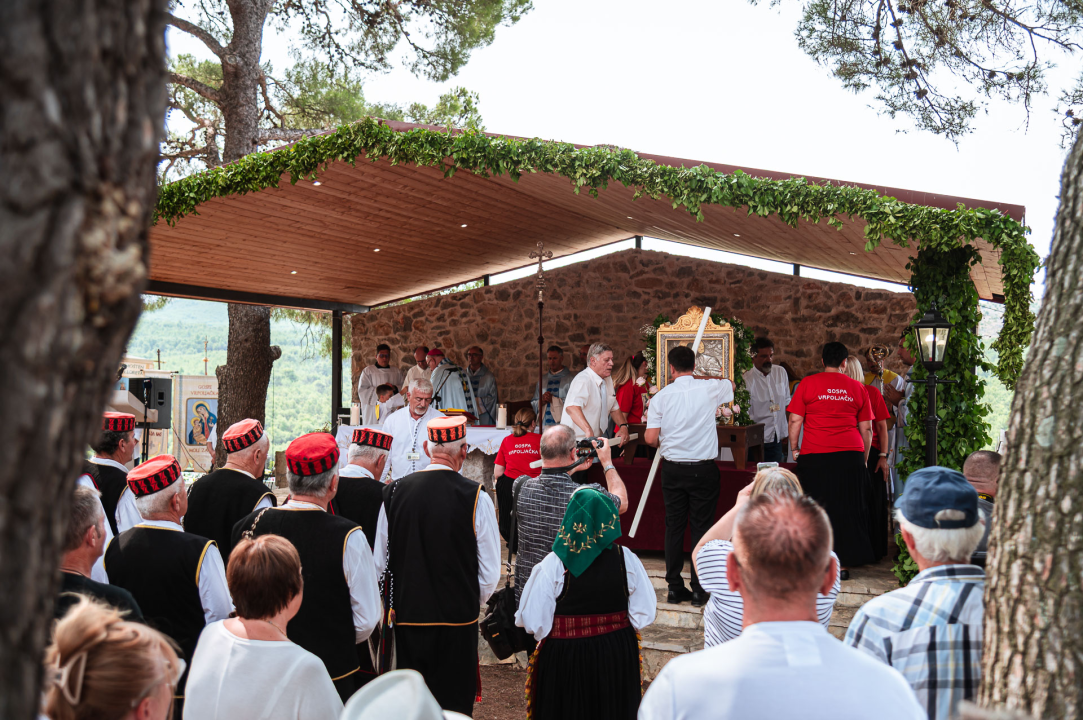 FOTO Blagdan Velike Gospe u Vrpolju: Brojni vjernici okupili su se jutros na svečanom misnom slavlju