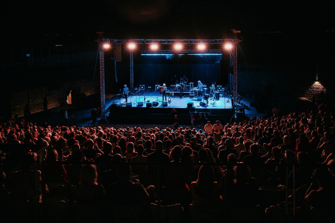 Pogledajte atmosferu: Darko Rundek & Ekipa i PipsChips&Videoclips rasplesali Tvrđavu sv. Mihovila