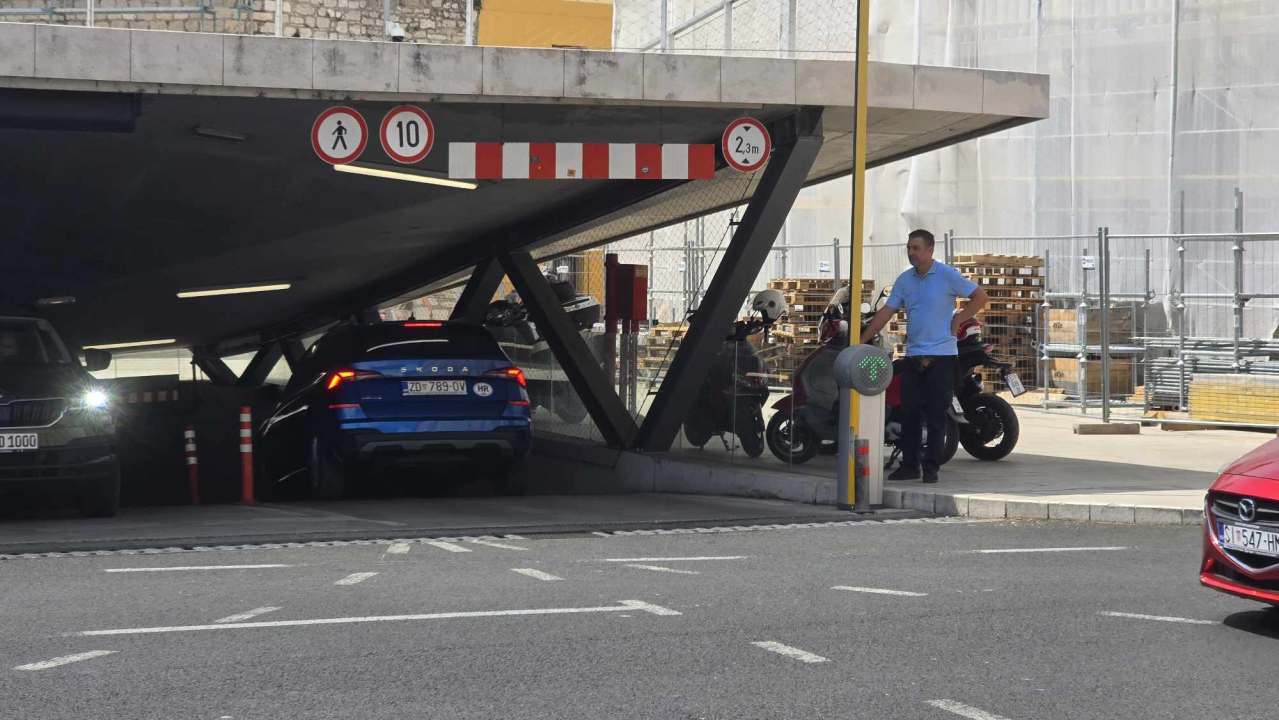 FOTO Prometni redar izašao spasiti stvar na kritičnoj točki u centru Šibenika
