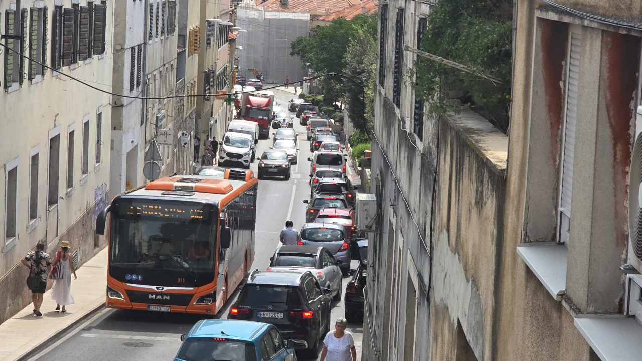FOTO Prometni redar izašao spasiti stvar na kritičnoj točki u centru Šibenika