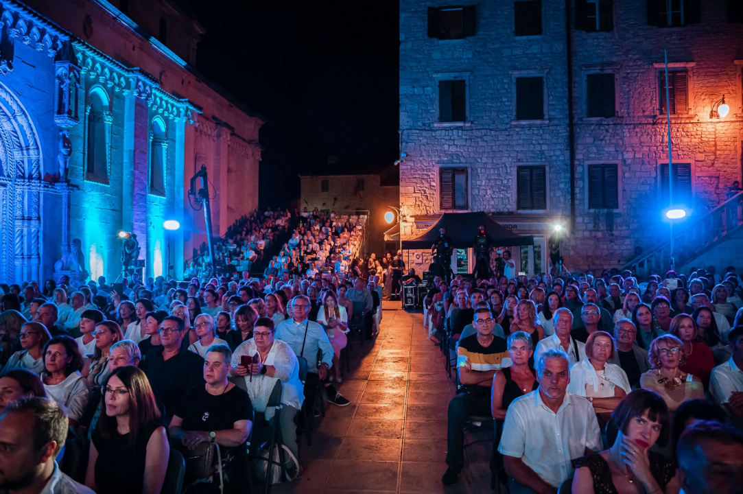 Publika u Šibeniku uživala u bezvremenskim pjesmama Vinka Coce na prvoj večeri Dalmatinske šansone