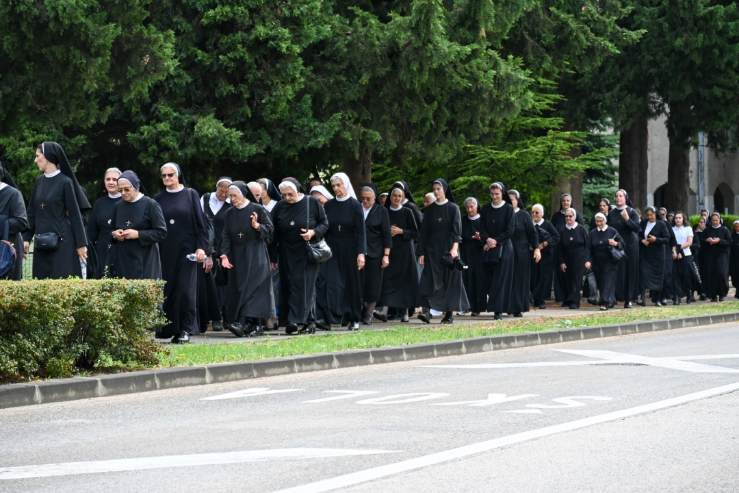 Preko 400 redovnika i redovnica okupilo se u Kninu