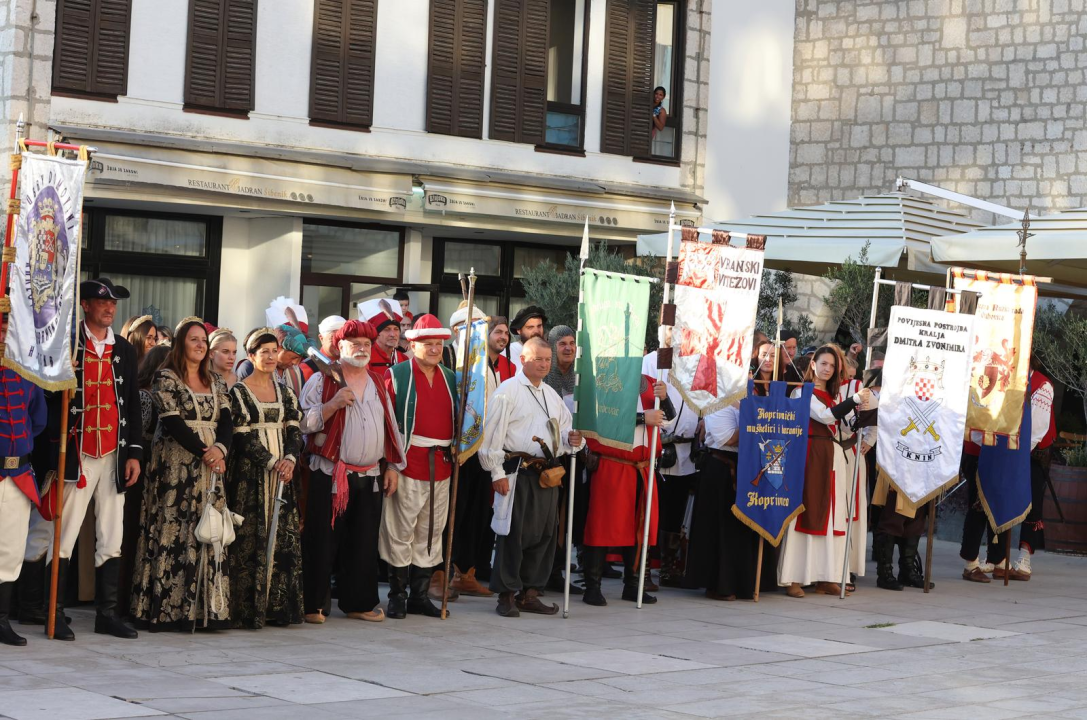 Povijesne postrojbe prodefilirale Šibenikom i vratile u povijest