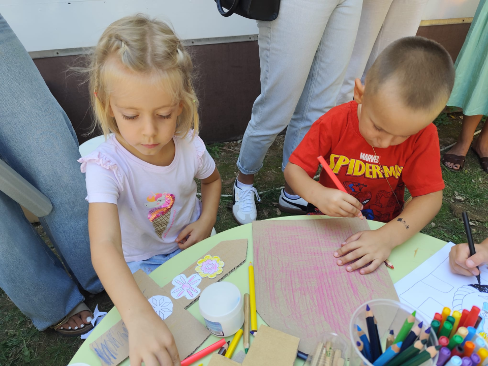 Mališani izrađivali mačeve i štitove ispred šibenskog Muzeja