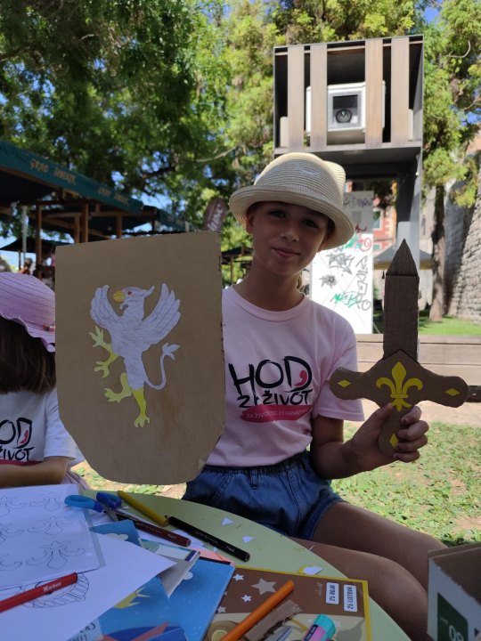 Mališani izrađivali mačeve i štitove ispred šibenskog Muzeja