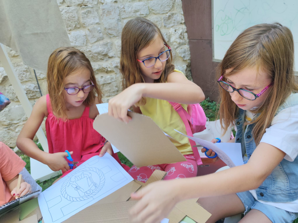 Mališani izrađivali mačeve i štitove ispred šibenskog Muzeja