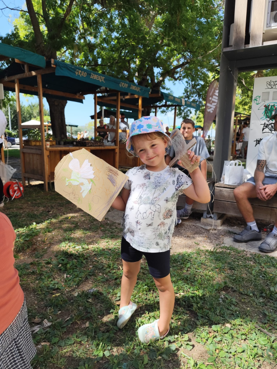 Mališani izrađivali mačeve i štitove ispred šibenskog Muzeja