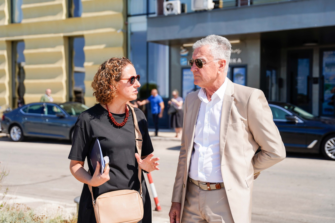 Nina Obuljen-Koržinek povodom SHIP-a posjetila Šibenik, pa prošetala rivom s gradonačelnikom