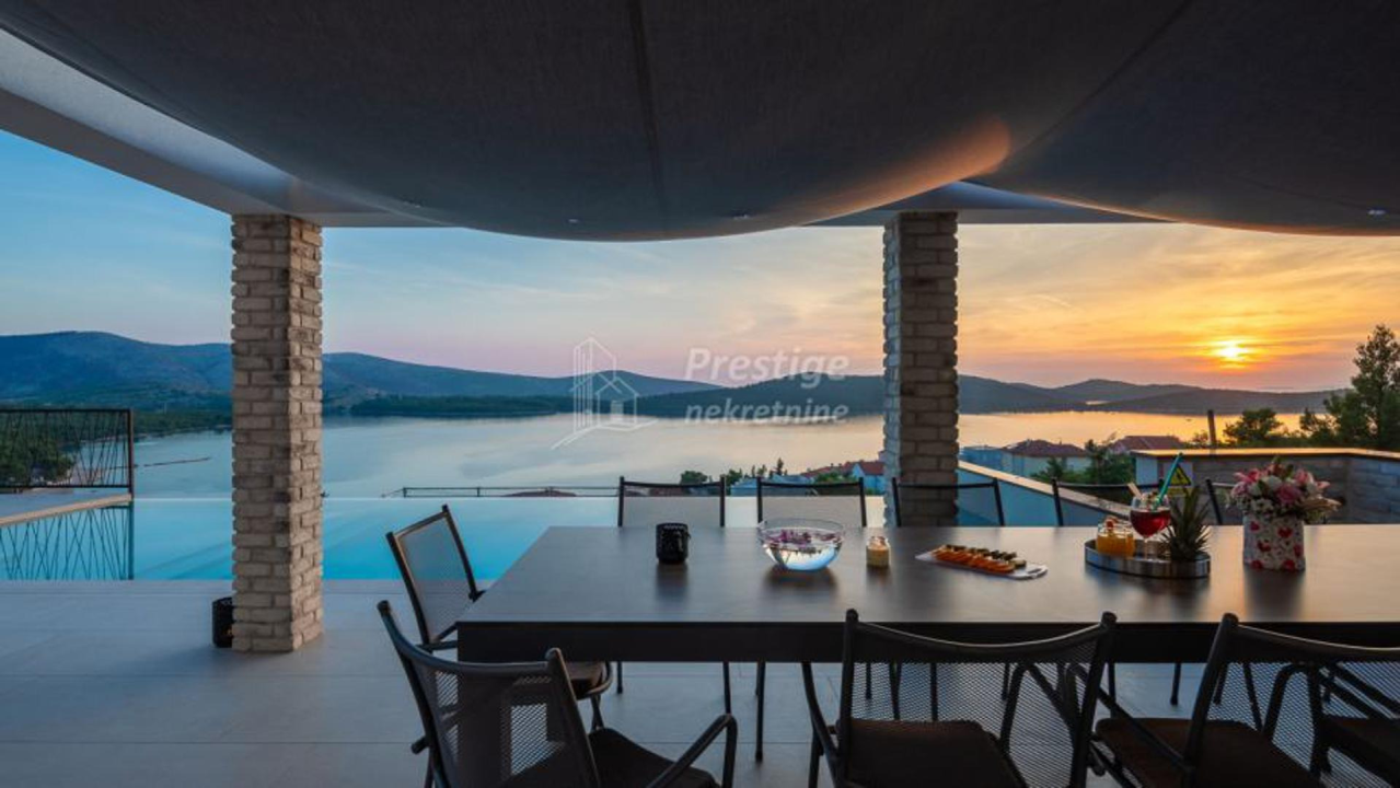 Vila iz snova na prodaju u Žaboriću: 12 soba, terasa s jacuzzijem, privatni sportski teren...