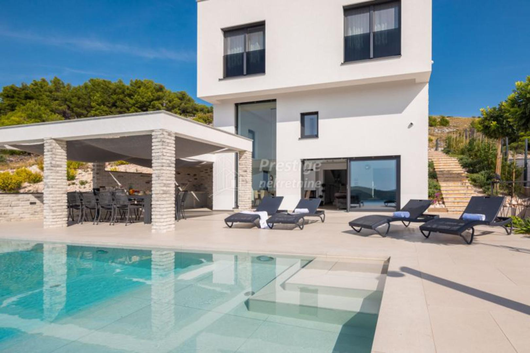 Vila iz snova na prodaju u Žaboriću: 12 soba, terasa s jacuzzijem, privatni sportski teren...