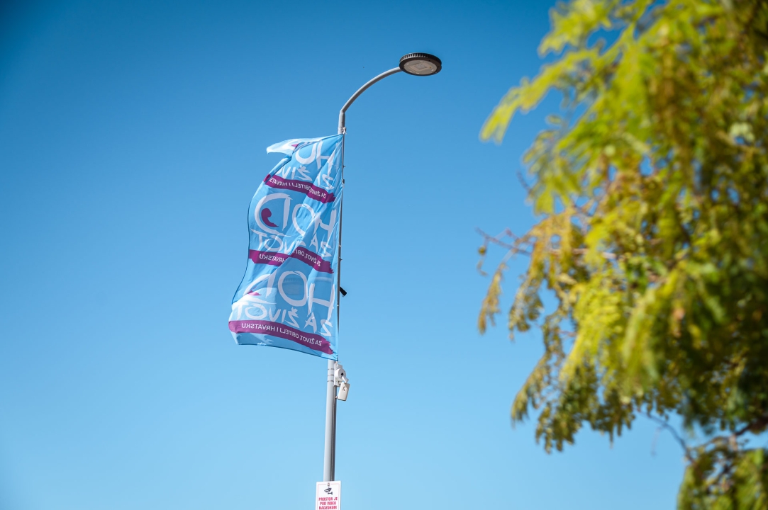 FOTO Hod za život prošao Šibenikom prije desetak dana, ali se njegove zastave i dalje vijore na rivi