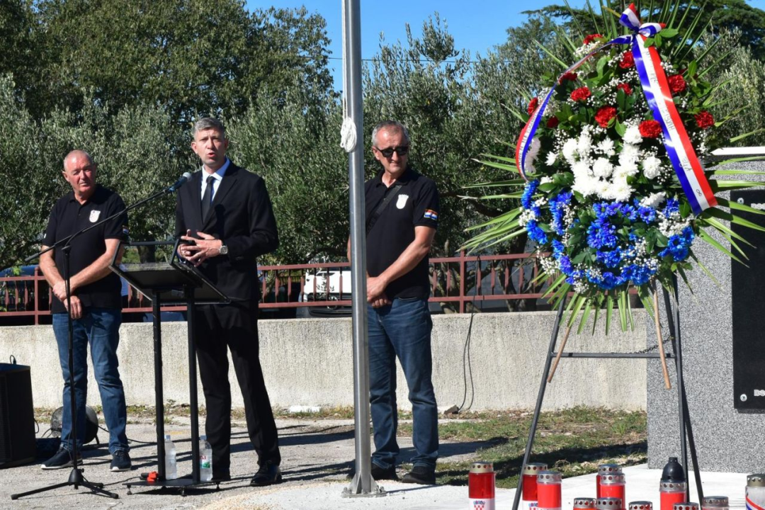 U Konjevratima postavljen spomenik braniteljima