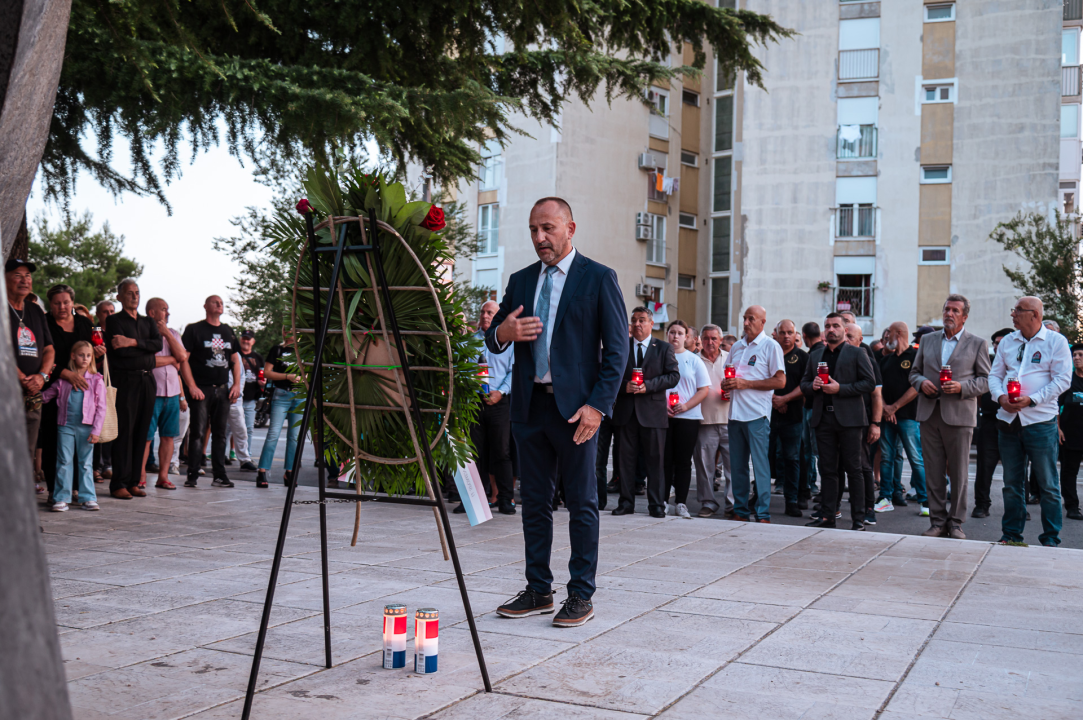 Polaganjem vijenaca, komemoracijom, mimohodom i bakljadom obilježen 34. spomendan Rujanskog rata