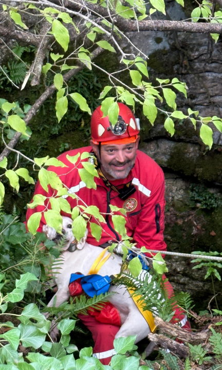 Šibenski HGSS-ovci u Unešiću spasili psa iz duboke jame