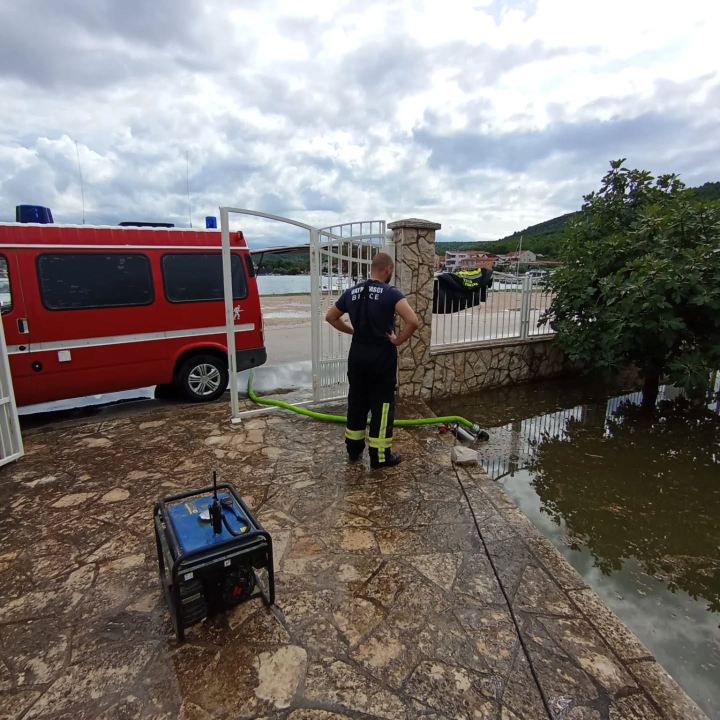 Vatrogasci bez predaha ispumpavaju podrume, kuće, prometnice