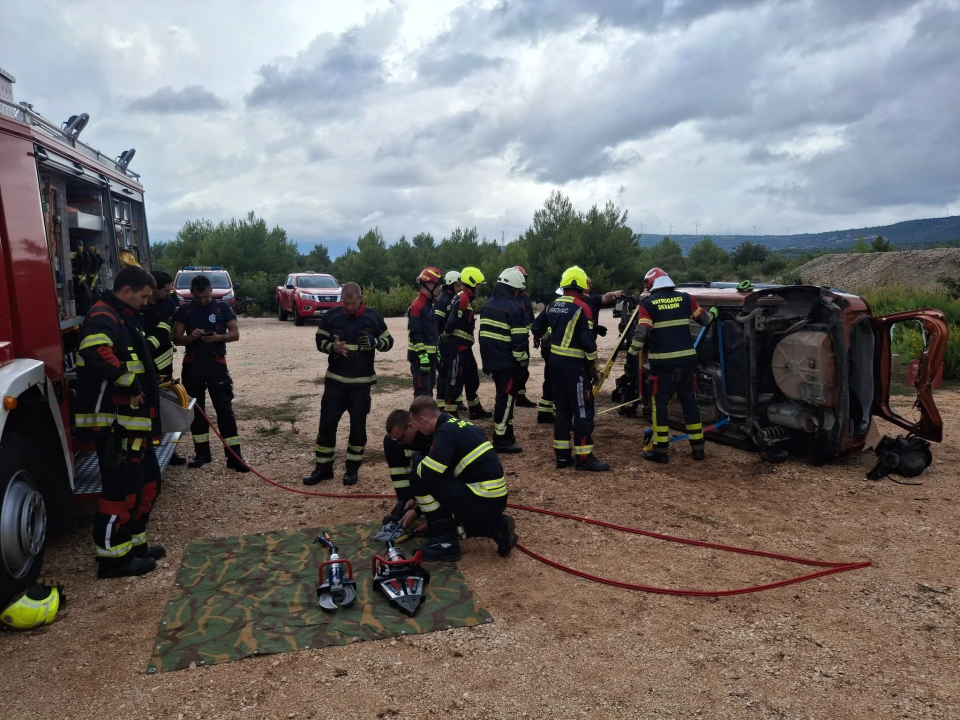 Članovi Vatrogasnih postrojbi iz županije usavršavali vještine spašavanja iz prometnih nesreća