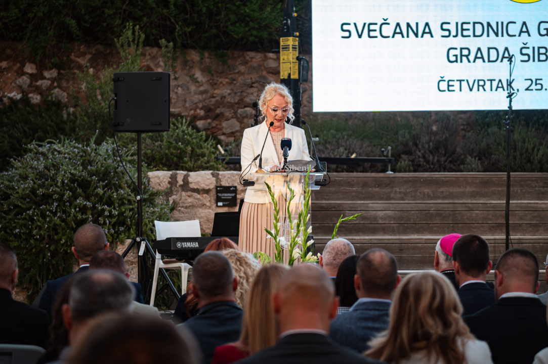 FOTO Franka Baranović Nagradu Grada Šibenika posvetila majci: 'Šibenik je utkan u moje gene i ovo je za mene posebna čast'