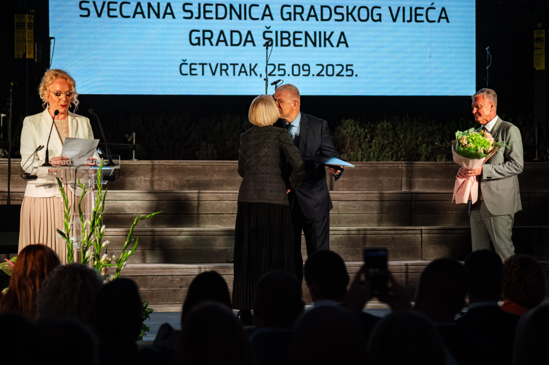 FOTO Franka Baranović Nagradu Grada Šibenika posvetila majci: 'Šibenik je utkan u moje gene i ovo je za mene posebna čast'