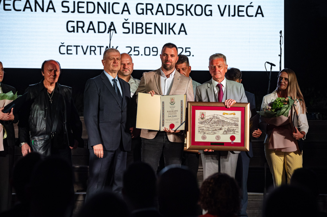 FOTO Franka Baranović Nagradu Grada Šibenika posvetila majci: 'Šibenik je utkan u moje gene i ovo je za mene posebna čast'
