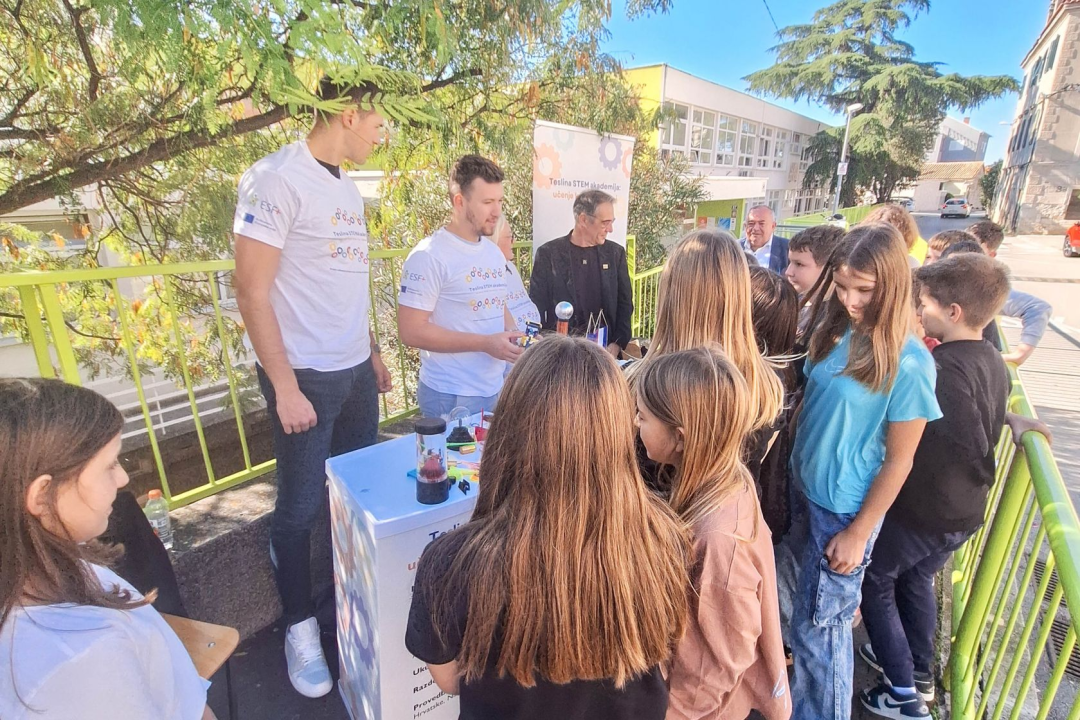 Šibenski osnovnoškolci otkrili čaroliju znanosti uz Teslinu STEM akademiju