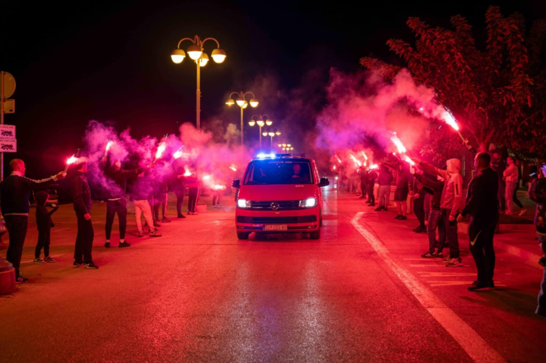 Robert stigao kući nakon uspješnog liječenja: Vodičani ga dočekali bakljadom i gromoglasnim pljeskom