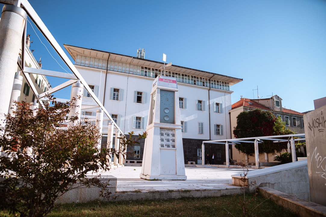 'Toranj' ispred Gradske uprave umjesto pružanja informacija vodi u svijet poroka