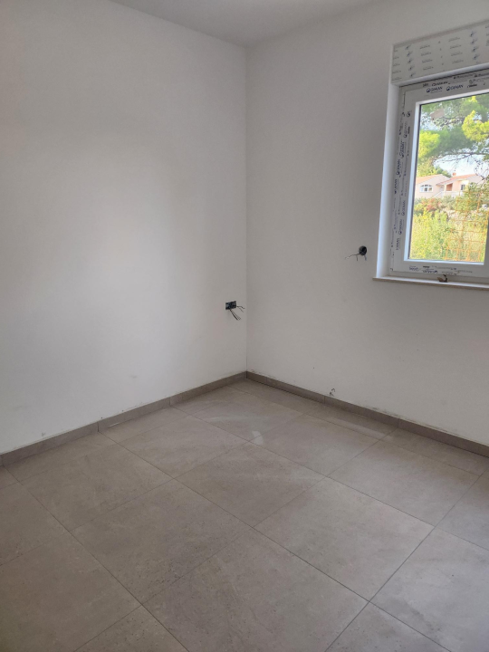 Prodaje se moderan stan s vrtom u Vodicama – novogradnja u mirnoj ulici blizu centra!