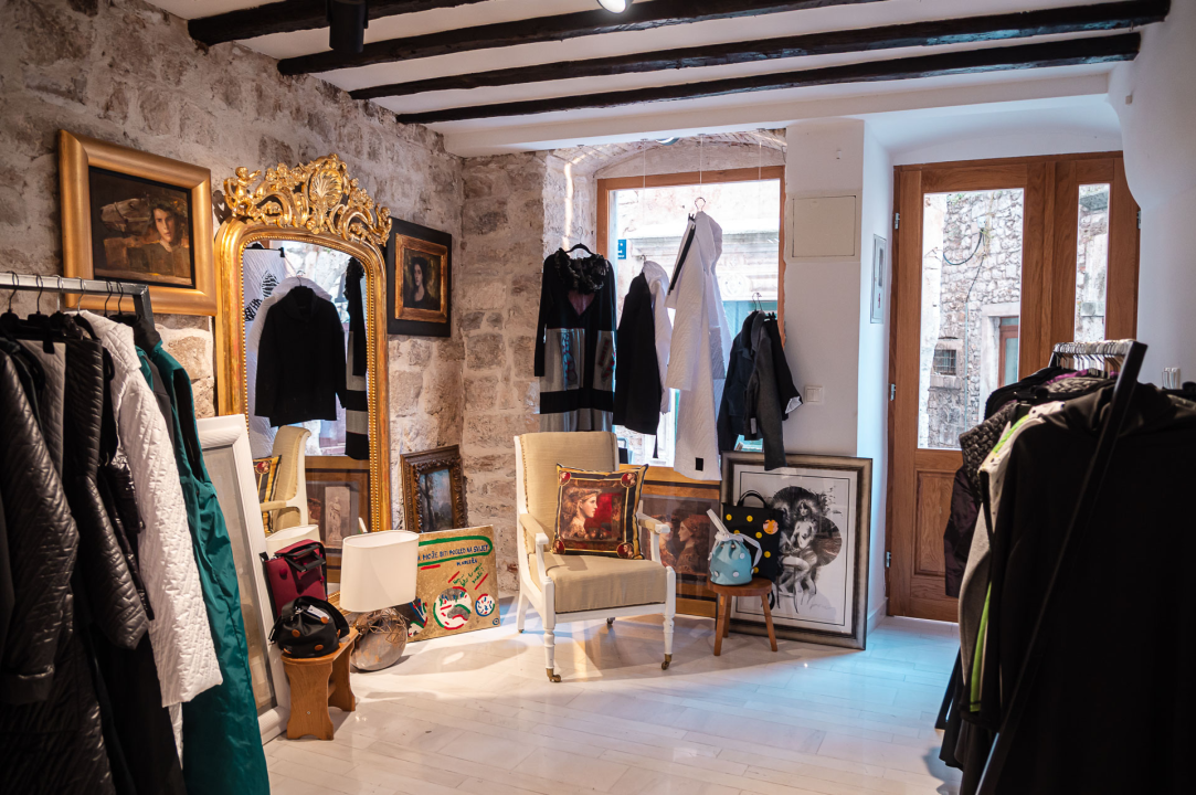 FOTO Modni raj u Šibeniku: Otkrijte ekskluzivne kolekcije hrvatskih dizajnera u Galeriji Juraj Dalmatinac!