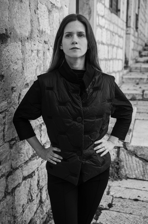 FOTO Modni raj u Šibeniku: Otkrijte ekskluzivne kolekcije hrvatskih dizajnera u Galeriji Juraj Dalmatinac!