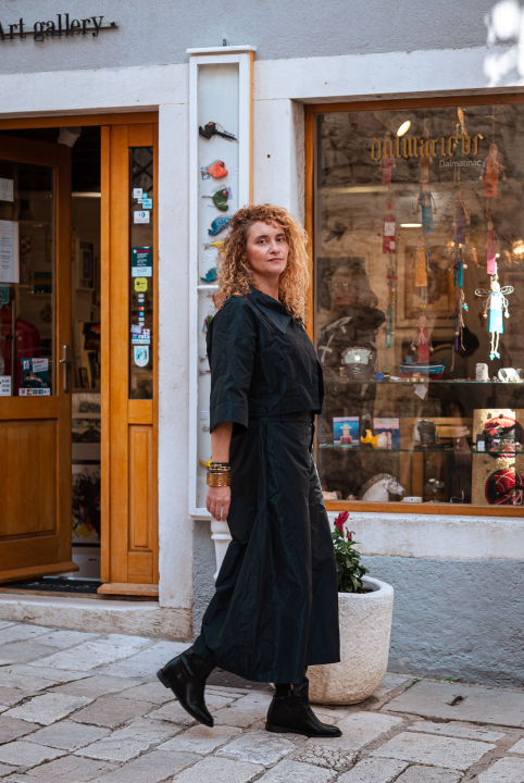 FOTO Modni raj u Šibeniku: Otkrijte ekskluzivne kolekcije hrvatskih dizajnera u Galeriji Juraj Dalmatinac!